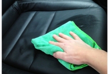 Nu-i așa că și tu ai pete pe tapiţeria din maşină? Iată două soluţii simple ca să scapi de ele